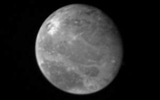 <h1>PIA00351:  Ganymede at 2.6 million miles</h1><div class="PIA00351" lang="en" style="width:300px;text-align:left;margin:auto;background-color:#000;padding:10px;max-height:150px;overflow:auto;">This photo of Ganymede, largest of Jupiter's Galilean satellites and the third from the planet, was taken shortly after midnight March 1, from a distance of 2.6 million miles (4.2 million kilometers). Ganymede is slightly larger than the planet Mercury, but is much less dense; it has = roughly twice the density of water. Ganymede's surface brightness is = four times that of Earth's Moon. This photo shows dark features = reminiscent of the dark, mare regions on the Moon. On Ganymede, however, = these features have twice the brightness of lunar mare. Scientists = believe they are unlikely to be composed of rock or lava as the Moon's = mare regions are. Ganymede's north polar region appears to be covered = with brighter material, and scientists say it could be water frost. = Later photos of Ganymede will be taken from closer range and will = therefore have higher resolution if those photos of the polar region show = underlying terrain blanketed by frost, it could indicate movement of water= across Ganymede's surface, possibly in a very thin atmosphere. Brighter = spots are also scattered across this hemisphere of Ganymede. They may be = related to impact craters, or may represent source regions of fresh ice. = JPL manages and controls the Voyager project for NASA's Office of Space = Science.<br /><br /><a href="http://photojournal.jpl.nasa.gov/catalog/PIA00351" onclick="window.open(this.href); return false;" title="Voir l'image 	 PIA00351:  Ganymede at 2.6 million miles	  sur le site de la NASA">Voir l'image 	 PIA00351:  Ganymede at 2.6 million miles	  sur le site de la NASA.</a></div>