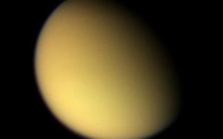 <h1>PIA07729:  Looking on the Brightside of Titan</h1><div class="PIA07729" lang="en" style="width:610px;text-align:left;margin:auto;background-color:#000;padding:10px;max-height:150px;overflow:auto;"><p>As Cassini approached Titan on Aug. 21, 2005, it captured this natural color view of the moon's orange, global smog. Titan's hazy atmosphere was frustrating to NASA Voyager scientists during the first tantalizing Titan flybys 25 years ago, but now Titan's surface is being revealed by Cassini with startling clarity (see <a href="/catalog/PIA06222">PIA06222</a>).</p><p>Images taken with the wide-angle camera using red, green and blue spectral filters were combined to create this color view. The images were acquired at a distance of approximately 213,000 kilometers (132,000 miles) from Titan and at a Sun-Titan-spacecraft, or phase, angle of 55 degrees. Resolution in the image is about 13 kilometers (8 miles) per pixel.</p><p>The Cassini-Huygens mission is a cooperative project of NASA, the European Space Agency and the Italian Space Agency. The Jet Propulsion Laboratory, a division of the California Institute of Technology in Pasadena, manages the mission for NASA's Science Mission Directorate, Washington, D.C. The Cassini orbiter and its two onboard cameras were designed, developed and assembled at JPL. The imaging team is based at the Space Science Institute, Boulder, Colo.</p><p>For more information about the Cassini-Huygens mission visit <a href="http://saturn.jpl.nasa.gov">http://saturn.jpl.nasa.gov</a>. For additional images visit the Cassini imaging team homepage <a href="http://ciclops.org">http://ciclops.org</a>.</p><br /><br /><a href="http://photojournal.jpl.nasa.gov/catalog/PIA07729" onclick="window.open(this.href); return false;" title="Voir l'image 	 PIA07729:  Looking on the Brightside of Titan	  sur le site de la NASA">Voir l'image 	 PIA07729:  Looking on the Brightside of Titan	  sur le site de la NASA.</a></div>
