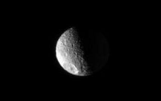 <h1>PIA09880:  High Above Mimas</h1><div class="PIA09880" lang="en" style="width:262px;text-align:left;margin:auto;background-color:#000;padding:10px;max-height:150px;overflow:auto;"><p>The Cassini spacecraft looks toward the high north on heavily cratered Mimas. The unmistakable Herschel impact crater is seen at lower left.</p><p>Lit terrain seen here is on the anti-Saturn side of Mimas (397 kilometers, or 247 miles across). </p><p>The moon's north pole is up and tilted slightly toward Cassini. The image was taken in visible light with the Cassini spacecraft narrow-angle camera on March 11, 2008. The view was acquired at a distance of approximately 795,000 kilometers (494,000 miles) from Mimas and at a Sun-Mimas-spacecraft, or phase, angle of 88 degrees. Image scale is 5 kilometers (3 miles) per pixel.</p><p>The Cassini-Huygens mission is a cooperative project of NASA, the European Space Agency and the Italian Space Agency. The Jet Propulsion Laboratory, a division of the California Institute of Technology in Pasadena, manages the mission for NASA's Science Mission Directorate, Washington, D.C. The Cassini orbiter and its two onboard cameras were designed, developed and assembled at JPL. The imaging operations center is based at the Space Science Institute in Boulder, Colo.</p><p>For more information about the Cassini-Huygens mission visit <a href="http://saturn.jpl.nasa.gov" class="external free" target="wpext">http://saturn.jpl.nasa.gov/</a>. The Cassini imaging team homepage is at <a href="http://ciclops.org" class="external free" target="wpext">http://ciclops.org</a>.<br /><br /><a href="http://photojournal.jpl.nasa.gov/catalog/PIA09880" onclick="window.open(this.href); return false;" title="Voir l'image 	 PIA09880:  High Above Mimas	  sur le site de la NASA">Voir l'image 	 PIA09880:  High Above Mimas	  sur le site de la NASA.</a></div>