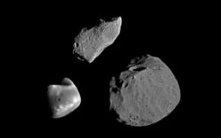 <h1>PIA00078:  Gaspra, Deimos, and Phobos Comparison</h1><div class="PIA00078" lang="en" style="width:293px;text-align:left;margin:auto;background-color:#000;padding:10px;max-height:150px;overflow:auto;">This montage shows asteroid 951 Gaspra (top) compared with Deimos (lower left) and Phobos (lower right), the moons of Mars. The three bodies are shown at the same scale and nearly the same lighting conditions. Gaspra is about 17 kilometers (10 miles) long. All three bodies have irregular shapes, due to past catastrophic conditions. However their surfaces appear remarkably different, possibly because of differences in composition but most likely because of very different impact histories. The Phobos and Deimos images were obtained by the Viking Orbiter spacecraft in 1977; the Gaspra image is the best of a series obtained by the Galileo spacecraft on October 29, 1991. Galileo is scheduled to add the detailed view of another asteroid when it flies by Ida in August 1993. The Galileo project, whose primary mission is the exploration of the Jupiter system in 1995-97, is managed for NASA's Office of Space Science and Applications by the Jet Propulsion Laboratory.<br /><br /><a href="http://photojournal.jpl.nasa.gov/catalog/PIA00078" onclick="window.open(this.href); return false;" title="Voir l'image 	 PIA00078:  Gaspra, Deimos, and Phobos Comparison	  sur le site de la NASA">Voir l'image 	 PIA00078:  Gaspra, Deimos, and Phobos Comparison	  sur le site de la NASA.</a></div>