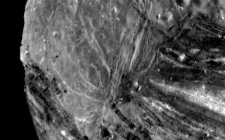 <h1>PIA00140:  Miranda Fractures, Grooves and Craters</h1><div class="PIA00140" lang="en" style="width:789px;text-align:left;margin:auto;background-color:#000;padding:10px;max-height:150px;overflow:auto;">This Voyager 2 image of Miranda was taken Jan 24, 1986, from a distance of about 31,000 kilometers (19,000 miles), shortly before the spacecraft's closest approach to the Uranian moon. The high resolution of 600 meters (2,000 feet) reveals a bewildering variety of fractures, grooves and craters, as well as features of different albedos (reflectancea). This clear-filter, narrow-angle view encompasses areas of older, heavily cratered terrain with a wide variety of forms. The grooves and troughs reach depths of a few kilometers (or miles) and expose materials of different albedos. The great variety of directions of fractures and troughs, and the different densities of impact craters on them, signify a long, complex geologic evolution of this satellite. The Voyager project is managed for NASA by the Jet Propulsion Laboratory.<br /><br /><a href="http://photojournal.jpl.nasa.gov/catalog/PIA00140" onclick="window.open(this.href); return false;" title="Voir l'image 	 PIA00140:  Miranda Fractures, Grooves and Craters	  sur le site de la NASA">Voir l'image 	 PIA00140:  Miranda Fractures, Grooves and Craters	  sur le site de la NASA.</a></div>