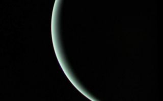 <h1>PIA00143:  Uranus - Final Image</h1><div class="PIA00143" lang="en" style="width:794px;text-align:left;margin:auto;background-color:#000;padding:10px;max-height:150px;overflow:auto;">This view of Uranus was recorded by Voyager 2 on Jan 25, 1986, as the spacecraft left the planet behind and set forth on the cruise to Neptune Voyager was 1 million kilometers (about 600,000 miles) from Uranus when it acquired this wide-angle view. The picture -- a color composite of blue, green and orange frames -- has a resolution of 140 km (90 mi). The thin crescent of Uranus is seen here at an angle of 153 degrees between the spacecraft, the planet and the Sun. Even at this extreme angle, Uranus retains the pale blue-green color seen by ground-based astronomers and recorded by Voyager during its historic encounter. This color results from the presence of methane in Uranus' atmosphere; the gas absorbs red wavelengths of light, leaving the predominant hue seen here. The tendency for the crescent to become white at the extreme edge is caused by the presence of a high-altitude haze Voyager 2 -- having encountered Jupiter in 1979, Saturn in 1981 and Uranus in 1986 -- will proceed on its journey to Neptune. Closest approach is scheduled for Aug 24, 1989. The Voyager project is managed for NASA by the Jet Propulsion Laboratory.<br /><br /><a href="http://photojournal.jpl.nasa.gov/catalog/PIA00143" onclick="window.open(this.href); return false;" title="Voir l'image 	 PIA00143:  Uranus - Final Image	  sur le site de la NASA">Voir l'image 	 PIA00143:  Uranus - Final Image	  sur le site de la NASA.</a></div>