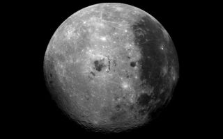 <h1>PIA00225:  Far Side of the Moon</h1><div class="PIA00225" lang="en" style="width:800px;text-align:left;margin:auto;background-color:#000;padding:10px;max-height:150px;overflow:auto;"><p>This image of the moon was obtained by the Galileo Solid State imaging system on Dec. 8 at 7 p.m. PST as the Galileo spacecraft passed the Earth and was able to view the lunar surface from a vantage point not possible from the Earth. On the right-hand side of the image is seen the dark maria of Oceanus Procellarum, also visible from the Earth. The dark spots in the center are Mare Orientale, on the western limb of the nearside of the moon, a region barely visible from the Earth. This region and the bright far side highlands on the left have not been seen previously by a camera system such as the one on the Galileo spacecraft, which provides multispectral images of the lunar limb and far side which have not previously been obtained. Comparison of such images to those of the near-side areas from which Apollo astronauts have returned samples will help us understand the spectral properties and composition of the lunar far side.<br /><br /><a href="http://photojournal.jpl.nasa.gov/catalog/PIA00225" onclick="window.open(this.href); return false;" title="Voir l'image 	 PIA00225:  Far Side of the Moon	  sur le site de la NASA">Voir l'image 	 PIA00225:  Far Side of the Moon	  sur le site de la NASA.</a></div>