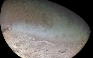 <h1>PIA00317:  Global Color Mosaic of Triton</h1><div class="PIA00317" lang="en" style="width:800px;text-align:left;margin:auto;background-color:#000;padding:10px;max-height:150px;overflow:auto;">Global color mosaic of Triton, taken in 1989 by Voyager 2 during its flyby of the Neptune system. Color was synthesized by combining high-resolution images taken through orange, violet, and ultraviolet filters; these images were displayed as red, green, and blue images and combined to create this color version. With a radius of 1,350 (839 mi), about 22% smaller than Earth's moon, Triton is by far the largest satellite of Neptune. It is one of only three objects in the Solar System known to have a nitrogen-dominated atmosphere (the others are Earth and Saturn's giant moon, Titan). Triton has the coldest surface known anywhere in the Solar System (38 K, about -391 degrees Fahrenheit); it is so cold that most of Triton's nitrogen is condensed as frost, making it the only satellite in the Solar System known to have a surface made mainly of nitrogen ice. The pinkish deposits constitute a vast south polar cap believed to contain methane ice, which would have reacted under sunlight to form pink or red compounds. The dark streaks overlying these pink ices are believed to be an icy and perhaps carbonaceous dust deposited from huge geyser-like plumes, some of which were found to be active during the Voyager 2 flyby. The bluish-green band visible in this image extends all the way around Triton near the equator; it may consist of relatively fresh nitrogen frost deposits. The greenish areas includes what is called the cantaloupe terrain, whose origin is unknown, and a set of "cryovolcanic" landscapes apparently produced by icy-cold liquids (now frozen) erupted from Triton's interior.<br /><br /><a href="http://photojournal.jpl.nasa.gov/catalog/PIA00317" onclick="window.open(this.href); return false;" title="Voir l'image 	 PIA00317:  Global Color Mosaic of Triton	  sur le site de la NASA">Voir l'image 	 PIA00317:  Global Color Mosaic of Triton	  sur le site de la NASA.</a></div>