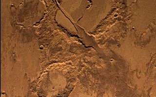 <h1>PIA00339:  Memnonia Fossae, Approximately Natural Color</h1><div class="PIA00339" lang="en" style="width:800px;text-align:left;margin:auto;background-color:#000;padding:10px;max-height:150px;overflow:auto;">Tharsis-centered volcanic and tectonic activity resulted in the formation of radial grabens of Memnonia Fossae, which cut materials of the ancient cratered highlands and the relatively young, highland-embaying lava flows from the Tharsis volcanoes. Center of picture is at latitude 16 degrees S., longitude 142 degrees W. Natural color version shows albedo variations and uniform colors. The enhanced color version (PIA00151, following decorrelation stretch), however, reveals a diversity of subtle color variations; many of the color variations may be due to different lava flow units and variable amounts of weathering, possible alteration by water, and eolian redistributions. Viking Orbiter Picture Numbers 41B52 (green), 41b54 (red), and 41B56 (blue) at 198 m/pixel resolution. Picture width is 206 km. North is 119 degrees counter-clockwise from top.<br /><br /><a href="http://photojournal.jpl.nasa.gov/catalog/PIA00339" onclick="window.open(this.href); return false;" title="Voir l'image 	 PIA00339:  Memnonia Fossae, Approximately Natural Color	  sur le site de la NASA">Voir l'image 	 PIA00339:  Memnonia Fossae, Approximately Natural Color	  sur le site de la NASA.</a></div>