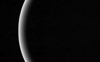 <h1>PIA00346:  Color Voyager 2 Image Showing Crescent Uranus</h1><div class="PIA00346" lang="en" style="width:540px;text-align:left;margin:auto;background-color:#000;padding:10px;max-height:150px;overflow:auto;"><p>This image shows a crescent Uranus, a view that Earthlings never witnessed until Voyager 2 flew near and then beyond Uranus on January 24, 1986. This planet's natural blue-green color is due to the absorption of redder wavelengths in the atmosphere by traces of methane gas. Uranus' diameter is 32,500 miles, a little over four times that of Earth. The hazy blue-green atmosphere probably extends to a depth of around 5,400 miles, where it rests above what is believed to be an icy or liquid mixture (an 'ocean') of water, ammonia, methane, and other volatiles, which in turn surrounds a rocky core perhaps a little smaller than Earth.<br /><br /><a href="http://photojournal.jpl.nasa.gov/catalog/PIA00346" onclick="window.open(this.href); return false;" title="Voir l'image 	 PIA00346:  Color Voyager 2 Image Showing Crescent Uranus	  sur le site de la NASA">Voir l'image 	 PIA00346:  Color Voyager 2 Image Showing Crescent Uranus	  sur le site de la NASA.</a></div>
