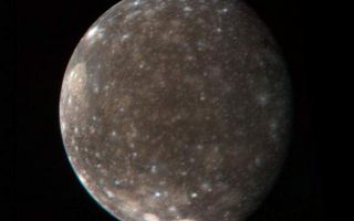 <h1>PIA00362:  Callisto's Icy Surface</h1><div class="PIA00362" lang="en" style="width:600px;text-align:left;margin:auto;background-color:#000;padding:10px;max-height:150px;overflow:auto;">This color photo of Jupiter's satellite Callisto was made from three black-and-white images taken March 5 from a distance of 746,000 miles (1.2 million kilometers). It shows the entire hemisphere of Callisto that was photographed at high resolution by Voyager 1 during the close encounter with the satellite on March 6. Visible near the upper left limb is the large basin-like structure discovered by Voyager 1. The central region of the basin is much brighter than the average surface of the satellite. Near the south polar region are two bright areas associated with smaller basin-like structures. These bright areas are believed to contain more clean ice than the rest of Callisto's generally 'dirty-ice' surface. The Voyager project is managed and controlled by Jet Propulsion Laboratory for NASA's Office of Space Science.<br /><br /><a href="http://photojournal.jpl.nasa.gov/catalog/PIA00362" onclick="window.open(this.href); return false;" title="Voir l'image 	 PIA00362:  Callisto's Icy Surface	  sur le site de la NASA">Voir l'image 	 PIA00362:  Callisto's Icy Surface	  sur le site de la NASA.</a></div>