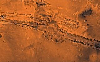 <h1>PIA00422:  Valles Marineris</h1><div class="PIA00422" lang="en" style="width:800px;text-align:left;margin:auto;background-color:#000;padding:10px;max-height:150px;overflow:auto;"><p>A color image of Valles Marineris, the great canyon of Mars; north toward top. The scene shows the entire canyon system, over 3,000 km long and averaging 8 km deep, extending from Noctis Labyrinthus, the arcuate system of graben to the west, to the chaotic terrain to the east.</p>This image is a composite of Viking medium-resolution images in black and white and low-resolution images in color; Mercator projection. The image extends from latitude 0 degrees to 20 degrees S. and from longitude 45 degrees to 102.5 degrees.</p>The connected chasma or valleys of Valles Marineris may have formed from a combination of erosional collapse and structural activity. Layers of material in the eastern canyons might consist of carbonates deposited in ancient lakes. Huge ancient river channels began from Valles Marineris and from adjacent canyons and ran north. Many of the channels flowed north into Chryse Basin, which contains the site of the Viking 1 Lander and the future site of the Mars Pathfinder Lander.<br /><br /><a href="http://photojournal.jpl.nasa.gov/catalog/PIA00422" onclick="window.open(this.href); return false;" title="Voir l'image 	 PIA00422:  Valles Marineris	  sur le site de la NASA">Voir l'image 	 PIA00422:  Valles Marineris	  sur le site de la NASA.</a></div>