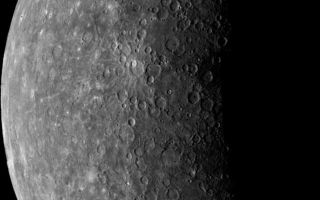 <h1>PIA00437:  Planet Mercury</h1><div class="PIA00437" lang="en" style="width:639px;text-align:left;margin:auto;background-color:#000;padding:10px;"><p>Mariner 10's first image of Mercury acquired on March 24, 1974. During its flight, Mariner 10's trajectory brought it behind the lighted hemisphere of Mercury, where this image was taken, in order to acquire important measurements with other instruments.<p>This picture was acquired from a distance of 3,340,000 miles (5,380,000 km) from the surface of Mercury. The diameter of Mercury (3,031 miles; 4,878 km) is about 1/3 that of Earth.<p>Images of Mercury were acquired in two steps, an inbound leg (images acquired before passing into Mercury's shadow) and an outbound leg (after exiting from Mercury's shadow). More than 2300 useful images of Mercury were taken, both moderate resolution (3-20 km/pixel) color and high resolution (better than 1 km/pixel) black and white coverage.<br /><br /><a href="http://photojournal.jpl.nasa.gov/catalog/PIA00437" onclick="window.open(this.href); return false;" title="Voir l'image 	 PIA00437:  Planet Mercury	  sur le site de la NASA">Voir l'image 	 PIA00437:  Planet Mercury	  sur le site de la NASA.</a></div>