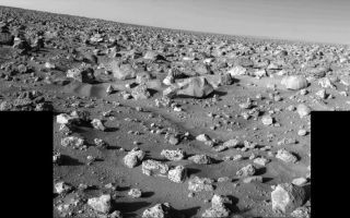 <h1>PIA00525:  High-Resolution Mosaic - Mars Rocky Horizon</h1><div class="PIA00525" lang="en" style="width:800px;text-align:left;margin:auto;background-color:#000;padding:10px;max-height:150px;overflow:auto;"><p>ON A CLEAR DAY ON MARS, you can see tens of thousands of rocks. Two high-resolution scans by one of Viking 2's cameras were mosaiced to create this scene looking northeast to the horizon some three kilometers (two miles) away. The rock in the lower right corner is 10 inches across. The largest rock near the center of the picture is about two feet long and one foot high. What appears to be a small channel winds from upper left to lower right. Slope of the horizon is due to the eight-degree tilt of landed spacecraft.</p><br /><br /><a href="http://photojournal.jpl.nasa.gov/catalog/PIA00525" onclick="window.open(this.href); return false;" title="Voir l'image 	 PIA00525:  High-Resolution Mosaic - Mars Rocky Horizon	  sur le site de la NASA">Voir l'image 	 PIA00525:  High-Resolution Mosaic - Mars Rocky Horizon	  sur le site de la NASA.</a></div>
