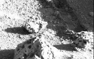 <h1>PIA00526:  Trench Left By Sampler Scoop</h1><div class="PIA00526" lang="en" style="width:251px;text-align:left;margin:auto;background-color:#000;padding:10px;max-height:150px;overflow:auto;">A shallow 12-inch-long trench was dug by Viking 2 s surface sampler scoop yesterday (September 12) on Mars. The trench is difficult to see in this photo because it is in the shadow of a rock (out of view to the right). The sampler scoop stopped operating sometime after soil was excavated from the trench and delivered to Viking 2 s biology instrument.<br /><br /><a href="http://photojournal.jpl.nasa.gov/catalog/PIA00526" onclick="window.open(this.href); return false;" title="Voir l'image 	 PIA00526:  Trench Left By Sampler Scoop	  sur le site de la NASA">Voir l'image 	 PIA00526:  Trench Left By Sampler Scoop	  sur le site de la NASA.</a></div>