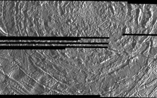 <h1>PIA00541:  Macula on Europa</h1><div class="PIA00541" lang="en" style="width:800px;text-align:left;margin:auto;background-color:#000;padding:10px;max-height:150px;overflow:auto;">This image of Europa, an icy satellite of Jupiter about the size of the Earth's Moon, was obtained from a range of 7415 miles (11933 kilometers) by the Galileo spacecraft during its fourth orbit around Jupiter and its first close pass of Europa. The image spans 30 miles by 57 miles (48 km by 91 km) and shows features as small as 800 feet (240 meters) across. The large circular feature centered in the upper middle of the image is called a macula, and could be the scar of a large meteorite impact. The surface of Europa is composed mostly of water ice, so large impact craters on Europa could look different from large bowl-shaped depressions formed by impact into rock, such as on the Moon. On Europa's icy surface, the original impact crater has been modified into a central zone of rugged topography surrounded by circular fractures which reflect adjustments to stress in the surrounding icy crust.<p>The Jet Propulsion Laboratory, Pasadena, CA manages the mission for NASA's Office of Space Science, Washington, DC.<p>This image and other images and data received from Galileo are posted on the Galileo mission home page on the World Wide Web at http://galileo.jpl.nasa.gov. Background information and educational context for the images can be found at <a href="http://www2.jpl.nasa.gov/galileo/sepo/" target="_blank">http://www.jpl.nasa.gov/galileo/sepo</a>..<br /><br /><a href="http://photojournal.jpl.nasa.gov/catalog/PIA00541" onclick="window.open(this.href); return false;" title="Voir l'image 	 PIA00541:  Macula on Europa	  sur le site de la NASA">Voir l'image 	 PIA00541:  Macula on Europa	  sur le site de la NASA.</a></div>