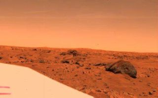 <h1>PIA00572:  Big Joe in the Chryse Planitia</h1><div class="PIA00572" lang="en" style="width:500px;text-align:left;margin:auto;background-color:#000;padding:10px;max-height:150px;overflow:auto;">Near the Viking 1 Lander on the Chryse Plains of Mars, 'Big Joe' stands a silent vigil. This large, often-photographed dark rock has a topping of reddish fine-grained silt that spills down its sides. It is about 2 meters (6.6 feet) long and lies about 8 meters (26 feet) from the spacecraft. The rough texture of the sides shows it to be coarse grained. Big Joe appears to be part of a field of large blocks that has a roughly circular alignment and which may be part of the rim of an ancient degraded crater. Some of the other blocks of the field can be seen to the left, extending out toward the horizon, perhaps 1.5 kilometers (1 mile) away. Drifts of fine-grained material cover the surface to the right and left of Big Joe. The part of the Lander that is visible in the lower left is the cover of the nuclear power supply.<br /><br /><a href="http://photojournal.jpl.nasa.gov/catalog/PIA00572" onclick="window.open(this.href); return false;" title="Voir l'image 	 PIA00572:  Big Joe in the Chryse Planitia	  sur le site de la NASA">Voir l'image 	 PIA00572:  Big Joe in the Chryse Planitia	  sur le site de la NASA.</a></div>