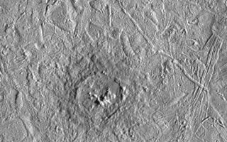<h1>PIA00586:  Pwyll Crater on Europa</h1><div class="PIA00586" lang="en" style="width:800px;text-align:left;margin:auto;background-color:#000;padding:10px;max-height:150px;overflow:auto;">Pwyll crater on Jupiter's moon, Europa, was photographed by the Solid State Imaging system on the Galileo spacecraft during its sixth orbit around Jupiter. This impact crater is located at 26 degrees south latitude, 271 degrees west longitude, and is about 26 kilometers (16 miles) in diameter. Lower resolution pictures of Pwyll Crater taken earlier in the mission show that material ejected by the impact can be traced for hundreds of miles across the icy surface of Europa. The dark zone seen here in and around the crater is material excavated from several kilometers (a few miles) below the surface. Also visible in this picture are complex ridges.<p>The two images comprising this mosaic were taken on February 20, 1997 from a distance of 12,000 kilometers (7,500 miles) by the Galileo spacecraft. The area shown is about 120 kilometers by 100 kilometers (75 miles by 60 miles).<p>The Jet Propulsion Laboratory, Pasadena, CA, manages the mission for NASA's Office of Space Science, Washington D.C. This image and other images and data received from Galileo are posted on the World Wide Web Galileo mission home page at http://galileo.jpl.nasa.gov.<br /><br /><a href="http://photojournal.jpl.nasa.gov/catalog/PIA00586" onclick="window.open(this.href); return false;" title="Voir l'image 	 PIA00586:  Pwyll Crater on Europa	  sur le site de la NASA">Voir l'image 	 PIA00586:  Pwyll Crater on Europa	  sur le site de la NASA.</a></div>