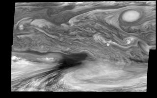 <h1>PIA00604:  Jupiter Equatorial Region</h1><div class="PIA00604" lang="en" style="width:800px;text-align:left;margin:auto;background-color:#000;padding:10px;max-height:150px;overflow:auto;">This photographic mosaic of images from NASA's Galileo spacecraft covers an area of 34,000 kilometers by 22,000 kilometers (about 21,100 by 13,600 miles) in Jupiter's equatorial region. The dark region near the center of the mosaic is an equatorial "hotspot" similar to the site where the Galileo Probe parachuted into Jupiter's atmosphere in December 1995. These features are holes in the bright, reflective, equatorial cloud layer where heat from Jupiter's deep atmosphere can pass through. The circulation patterns observed here along with the composition measurements from the Galileo Probe suggest that dry air may be converging and sinking over these regions, maintaining their cloud-free appearance. The bright oval in the upper right of the mosaic as well as the other smaller bright features are examples of upwelling of moist air and condensation. These images were taken on December 17, 1996, at a range of 1.5 million kilometers (about 930,000 miles) by the Solid State Imaging camera system aboard Galileo.<p>North is at the top. The mosaic covers latitudes 1 to 19 degrees and is centered at longitude 336 degrees west. The smallest resolved features are tens of kilometers in size.<p>The Jet Propulsion Laboratory, Pasadena, CA manages the mission for NASA's Office of Space Science, Washington, DC.<p>This image and other images and data received from Galileo are posted on the World Wide Web, on the Galileo mission home page at: http://galileo.jpl.nasa.gov. Background information and educational context for the images can be found at: http:/ /www.jpl.nasa.gov/galileo/sepo.<br /><br /><a href="http://photojournal.jpl.nasa.gov/catalog/PIA00604" onclick="window.open(this.href); return false;" title="Voir l'image 	 PIA00604:  Jupiter Equatorial Region	  sur le site de la NASA">Voir l'image 	 PIA00604:  Jupiter Equatorial Region	  sur le site de la NASA.</a></div>