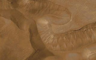 <h1>PIA01033:  Evidence for Recent Liquid Water on Mars: Gullies in Gorgonum Chaos</h1><div class="PIA01033" lang="en" style="width:800px;text-align:left;margin:auto;background-color:#000;padding:10px;max-height:150px;overflow:auto;"><br><a href="/figures/moc2_236b.jpg">Full Resolution Color View</a>.<br><a href="/figures/moc2_236bbw.gif">Full Resolution Grayscale View</a>.<br><b>Warning!</b>These images are very large. These are too long for some web browsers <br>(in these cases, you must save the link to your desktop and view with other software)<br><a href="/figures/moc2_236c.jpg">Larger View</a><br><br><br><p>The first two pictures (top and above left) are from the Mars Global Surveyor (MGS) Mars Orbiter Camera (MOC) and show a series of troughs and layered mesas in the Gorgonum Chaos region of the martian southern hemisphere. The picture at the top of the page is a portion of the picture on the left above. The Viking view (above right) shows the location of the MOC image in the chaotic terrain. Gullies proposed to have been formed by seeping groundwater emanate from a specific layer near the tops of trough walls, particularly on south-facing slopes (south is toward the bottom of each picture). The presence of so many gullies associated with the same layer in each mesa suggests that this layer is particularly effective in storing and conducting water. Such a layer is called an aquifer, and this one appears to be present less than a few hundred meters (few hundred yards) beneath the surface in this region.<p>The MOC pictures were taken on January 22, 2000. The sample at the top of the page is an area 3 kilometers (1.9 miles) wide by 2.6 km (1.6 mi) high. The long view (above left) covers an area 3 kilometers (1.9 miles) wide by 22.6 km (14 mi) long. Sunlight illuminates each scene from the upper left. The images are located near 37.5°S, 170.5°W. The context image (above right) was acquired by the Viking 1 orbiter in 1977 and is illuminated from the upper right, north is up. MOC high resolution images are taken black-and-white (grayscale); the color seen here has been synthesized from the colors of Mars observed by the MOC wide angle cameras and by the Viking Orbiters in the late 1970s.<br><br><p><b>NOTE</b>: A Full Resolution Grayscale view of the release image can be found <a href="/figures/moc2_236bw.gif">here</a>.<br /><br /><a href="http://photojournal.jpl.nasa.gov/catalog/PIA01033" onclick="window.open(this.href); return false;" title="Voir l'image 	 PIA01033:  Evidence for Recent Liquid Water on Mars: Gullies in Gorgonum Chaos	  sur le site de la NASA">Voir l'image 	 PIA01033:  Evidence for Recent Liquid Water on Mars: Gullies in Gorgonum Chaos	  sur le site de la NASA.</a></div>