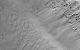 <h1>PIA01044:  MGS MOC Returns to Service Following Solar Conjunction Hiatus</h1><div class="PIA01044" lang="en" style="width:480px;text-align:left;margin:auto;background-color:#000;padding:10px;max-height:150px;overflow:auto;"><br>PIA01043<br>PIA01044<p>Many aspects of our studies of Mars from Earth are dictated by the different rates at which the two planets orbit the Sun. This difference allows Earth to pass Mars in its orbit, continue to lead Mars around the Sun, and then eventually overtake Mars again, every 26 months. This cycle governs opportunities to send rockets to Mars when the closest approaches between the two planets occur (opposition). The cycle also dictates when Mars will pass behind the Sun relative to Earth (conjunction). A Solar Conjunction period has just ended. During this time radio communications from the Mars Global Surveyor spacecraft, operating at Mars, were interrupted for a few weeks. Because it would not be able to send pictures back to Earth during this time, the Mars Global Surveyor (MGS) Mars Orbiter Camera (MOC) was turned off on June 21, 2000, and turned back on again July 13, 2000. The two pictures shown here are among the very first high resolution views of the martian surface that were received following the resumed operation of the MOC. Both pictures arrived on Earth via radio downlink on Saturday, July 15, 2000.<p>The first picture (above left) shows a ridged and cratered plain in southern Hesperia Planum around 32.8°S, 243.2°W. The second image (above right) shows the layered northeastern wall of a meteor impact crater in Noachis Terra at 32.9°S, 357.6°W. Both pictures cover an area 3 kilometers (1.9 miles) wide at a resolution of 6 meters per pixel. Both are illuminated by sunlight from the upper left.<br /><br /><a href="http://photojournal.jpl.nasa.gov/catalog/PIA01044" onclick="window.open(this.href); return false;" title="Voir l'image 	 PIA01044:  MGS MOC Returns to Service Following Solar Conjunction Hiatus	  sur le site de la NASA">Voir l'image 	 PIA01044:  MGS MOC Returns to Service Following Solar Conjunction Hiatus	  sur le site de la NASA.</a></div>