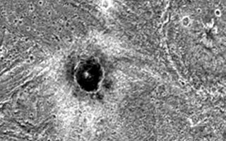 <h1>PIA01090:  Khensu Crater on Ganymede</h1><div class="PIA01090" lang="en" style="width:620px;text-align:left;margin:auto;background-color:#000;padding:10px;max-height:150px;overflow:auto;">The dark-floored crater, Khensu, is the target of this image of Ganymede. The solid state imaging camera on NASA's Galileo spacecraft imaged this region as it passed Ganymede during its second orbit through the Jovian system. Khensu is located at 2 degrees latitude and 153 degrees longitude in a region of bright terrain known as Uruk Sulcus, and is about 13 kilometers (8 miles) in diameter. Like some other craters on Ganymede, it possesses an unusually dark floor and a bright ejecta blanket. The dark component may be residual material from the impactor that formed the crater. Another possibility is that the impactor may have punched through the bright surface to reveal a dark layer beneath.<p>Another large crater named El is partly visible in the top-right corner of the image. This crater is 54 kilometers (34 miles) in diameter and has a small "pit" in its center. Craters with such a "central pit" are common across Ganymede and are especially intriguing since they may reveal secrets about the structure of the satellite's shallow subsurface.<p>North is to the top-left of the picture and the sun illuminates the surface from nearly overhead. The image covers an area about 100 kilometers (62 miles) by 86 kilometers (54 miles) across at a resolution of 111 meters (370 feet) per picture element. The image was taken on September 6, 1996 by the solid state imaging (CCD) system on NASA's Galileo spacecraft.<p>The Jet Propulsion Laboratory, Pasadena, CA manages the Galileo mission for NASA's Office of Space Science, Washington, DC. JPL is an operating division of California Institute of Technology (Caltech).<p>This image and other images and data received from Galileo are posted on the World Wide Web, on the Galileo mission home page at URL http://galileo.jpl.nasa.gov.<br /><br /><a href="http://photojournal.jpl.nasa.gov/catalog/PIA01090" onclick="window.open(this.href); return false;" title="Voir l'image 	 PIA01090:  Khensu Crater on Ganymede	  sur le site de la NASA">Voir l'image 	 PIA01090:  Khensu Crater on Ganymede	  sur le site de la NASA.</a></div>