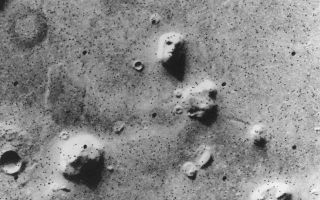 <h1>PIA01141:  Geologic 'Face on Mars' Formation</h1><div class="PIA01141" lang="en" style="width:640px;text-align:left;margin:auto;background-color:#000;padding:10px;max-height:150px;overflow:auto;">NASA's Viking 1 Orbiter spacecraft photographed this region in the northern latitudes of Mars on July 25, 1976 while searching for a landing site for the Viking 2 Lander. The speckled appearance of the image is due to missing data, called bit errors, caused by problems in transmission of the photographic data from Mars to Earth. Bit errors comprise part of one of the 'eyes' and 'nostrils' on the eroded rock that resembles a human face near the center of the image. Shadows in the rock formation give the illusion of a nose and mouth. Planetary geologists attribute the origin of the formation to purely natural processes. The feature is 1.5 kilometers (one mile) across, with the sun angle at approximately 20 degrees. The picture was taken from a range of 1,873 kilometers (1,162 miles).<br /><br /><a href="http://photojournal.jpl.nasa.gov/catalog/PIA01141" onclick="window.open(this.href); return false;" title="Voir l'image 	 PIA01141:  Geologic 'Face on Mars' Formation	  sur le site de la NASA">Voir l'image 	 PIA01141:  Geologic 'Face on Mars' Formation	  sur le site de la NASA.</a></div>
