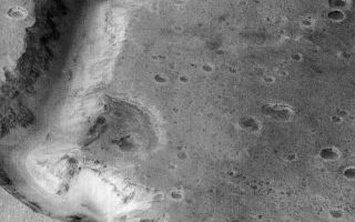 <h1>PIA01170:  Nanedi Vallis: Sustained Water Flow? - High Resolution Image</h1><div class="PIA01170" lang="en" style="width:640px;text-align:left;margin:auto;background-color:#000;padding:10px;max-height:150px;overflow:auto;">This picture of a canyon on the Martian surface was obtained a few minutes after 10 PM PST, January 8, 1998 by the Mars Orbiter Camera (MOC), during the 87th orbit around Mars of the Mars Global Surveyor spacecraft. It shows the canyon of Nanedi Vallis, one of the Martian valley systems cutting through cratered plains in the Xanthe Terra region of Mars. The picture covers an area 9.8 km by 18.5 km (6.1 mi by 11.5 mi), and features as small as 12 m (39 ft) can be seen. The canyon is about 2.5 km (1.6 mi) wide. Rocky outcrops are found along the upper canyon walls; weathered debris found on the lower canyon slopes and along the canyon floor. The origin of this canyon is enigmatic: some features, such as terraces within the canyon (as seen near the top of the frame) and the small 200 m (660 ft) wide channel (also seen near the top of the frame) suggest continual fluid flow and downcutting. Other features, such as the lack of a contributing pattern of smaller channels on the surface surrounding the canyon, box-headed tributaries, and the size and tightness of the apparent meanders (as seen, for example, in the Viking image 89A32), suggest formation by collapse. It is likely that both continual flow and collapse have been responsible for the canyon as it now appears. Further observations, especially in areas west of the present image, will be used to help separate the relative effects of these and other potential formation and modification processes.<p>Malin Space Science Systems (MSSS) and the California Institute of Technology built the MOC using spare hardware from the Mars Observer mission. MSSS operates the camera from its facilities in San Diego, CA. The Jet Propulsion Laboratory's Mars Surveyor Operations Project operates the Mars Global Surveyor spacecraft with its industrial partner, Lockheed Martin Astronautics, from facilities in Pasadena, CA and Denver, CO.<br /><br /><a href="http://photojournal.jpl.nasa.gov/catalog/PIA01170" onclick="window.open(this.href); return false;" title="Voir l'image 	 PIA01170:  Nanedi Vallis: Sustained Water Flow? - High Resolution Image	  sur le site de la NASA">Voir l'image 	 PIA01170:  Nanedi Vallis: Sustained Water Flow? - High Resolution Image	  sur le site de la NASA.</a></div>