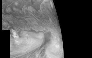 <h1>PIA01206:  Jupiter's Equatorial Region in a Methane band (Time set 3)</h1><div class="PIA01206" lang="en" style="width:800px;text-align:left;margin:auto;background-color:#000;padding:10px;max-height:150px;overflow:auto;">Mosaic of Jupiter's equatorial region at 727 nanometers (nm). The mosaic covers an area of 34,000 kilometers by 22,000 kilometers. Light at 727 nm is moderately absorbed by atmospheric methane. This image shows the features of Jupiter's main visible cloud deck and upper-tropospheric haze, with higher features enhanced in brightness over lower features. The dark region near the center of the mosaic is an equatorial "hotspot" similar to the Galileo Probe entry site. These features are holes in the bright, reflective, equatorial cloud layer where warmer thermal emission from Jupiter's deep atmosphere can pass through. The circulation patterns observed here along with the composition measurements from the Galileo Probe suggest that dry air may be converging and sinking over these regions, maintaining their cloud-free appearance. The bright oval in the upper right of the mosaic as well as the other smaller bright features are examples of upwelling of moist air and condensation.<p>North is at the top. The mosaic covers latitudes 1 to 19 degrees and is centered at longitude 336 degrees West. The planetary limb runs along the right edge of the image. Cloud patterns appear foreshortened as they approach the limb. The smallest resolved features are tens of kilometers in size. These images were taken on December 17, 1996, at a range of 1.5 million kilometers by the Solid State Imaging system aboard NASA's Galileo spacecraft.<p>The Jet Propulsion Laboratory, Pasadena, CA manages the mission for NASA's Office of Space Science, Washington, DC.<p>This image and other images and data received from Galileo are posted on the World Wide Web, on the Galileo mission home page at URL http://galileo.jpl.nasa.gov. Background information and educational context for the images can be found at <a href="http://www2.jpl.nasa.gov/galileo/sepo/" target="_blank">http://www.jpl.nasa.gov/galileo/sepo</a>..<br /><br /><a href="http://photojournal.jpl.nasa.gov/catalog/PIA01206" onclick="window.open(this.href); return false;" title="Voir l'image 	 PIA01206:  Jupiter's Equatorial Region in a Methane band (Time set 3)	  sur le site de la NASA">Voir l'image 	 PIA01206:  Jupiter's Equatorial Region in a Methane band (Time set 3)	  sur le site de la NASA.</a></div>