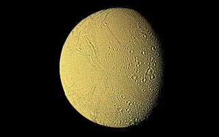 <h1>PIA01367:  The Saturnian moon Enceladus</h1><div class="PIA01367" lang="en" style="width:800px;text-align:left;margin:auto;background-color:#000;padding:10px;max-height:150px;overflow:auto;">This high-resolution image of Enceladus was made from several images obtained Aug. 25, 1981, by Voyager 2 from a range of 119,000 kilometers (74,000 miles). It shows further surface detail on this Saturnian moon. Enceladus is seen to resemble Jupiter's moon Ganymede, which is, however, about 10 times larger. Faintly visible here in light reflected from Saturn is the hemisphere turned away from the sun. The Voyager project is managed for NASA by the Jet Propulsion Laboratory, Pasadena, Calif.<br /><br /><a href="http://photojournal.jpl.nasa.gov/catalog/PIA01367" onclick="window.open(this.href); return false;" title="Voir l'image 	 PIA01367:  The Saturnian moon Enceladus	  sur le site de la NASA">Voir l'image 	 PIA01367:  The Saturnian moon Enceladus	  sur le site de la NASA.</a></div>