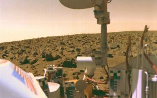 <h1>PIA01522:  Viking 2 Image of Mars Utopian Plain</h1><div class="PIA01522" lang="en" style="width:800px;text-align:left;margin:auto;background-color:#000;padding:10px;max-height:150px;overflow:auto;">The boulder-strewn field of red rocks reaches to the horizon nearly two miles from Viking 2 on Mars' Utopian Plain. Scientists believe the colors of the Martian surface and sky in this photo represent their true colors. Fine particles of red dust have settled on spacecraft surfaces. The salmon color of the sky is caused by dust particles suspended in the atmosphere. Color calibration charts for the cameras are mounted at three locations on the spacecraft. Note the blue star field and red stripes of the flag. The circular structure at top is the high-gain antenna, pointed toward Earth. Viking 2 landed September 3,1976, some 4600 miles from its twin, Viking 1, which touched down on July 20.<br /><br /><a href="http://photojournal.jpl.nasa.gov/catalog/PIA01522" onclick="window.open(this.href); return false;" title="Voir l'image 	 PIA01522:  Viking 2 Image of Mars Utopian Plain	  sur le site de la NASA">Voir l'image 	 PIA01522:  Viking 2 Image of Mars Utopian Plain	  sur le site de la NASA.</a></div>