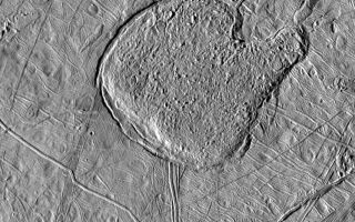<h1>PIA01640:  Mitten shaped region of Chaotic Terrain on Europa</h1><div class="PIA01640" lang="en" style="width:747px;text-align:left;margin:auto;background-color:#000;padding:10px;max-height:150px;overflow:auto;"><p>This view of Jupiter's icy moon Europa shows a region shaped like a mitten that has a texture similar to the matrix of chaotic terrain, which is seen in medium and high resolution images of numerous locations across Europa's surface. Development of such terrain may be one of the major processes for resurfacing the moon. North is to the top and the sun illuminates the surface from the left. The material in the "catcher's mitt" has the appearance of frozen slush and seems to bulge upward from the adjacent surface, which has been bent downward and cracked, especially along the southwest (lower left) margins. Scientists on the Galileo imaging team are exploring various hypotheses for the formation of such terrain including solid-state convection (vertical movement between areas which differ in density due to heating), upwelling of viscous icy "lava," or liquid water melting through from a subsurface ocean.</p><p>The image, centered at 20 degrees north latitude, 80 degrees west longitude covers an area approximately 175 by 180 kilometers (108 by 112 miles). The resolution is 235 meters per picture element. The images were taken on 31 May, 1998 Universal Time at a range of 23 thousand kilometers (14 thousand miles) by the Solid State Imaging (SSI) system on NASA's Galileo spacecraft.</p><p>The Jet Propulsion Laboratory, Pasadena, CA manages the Galileo mission for NASA's Office of Space Science, Washington, DC.</p><p>This image and other images and data received from Galileo are posted on the World Wide Web, on the Galileo mission home page at URL <a href="http://galileo.jpl.nasa.gov ">http://galileo.jpl.nasa.gov</a>. Background information and educational context for the images can be found at <a href="http://www2.jpl.nasa.gov/galileo/sepo/" target="_blank">http://www.jpl.nasa.gov/galileo/sepo</a>.<br /><br /><a href="http://photojournal.jpl.nasa.gov/catalog/PIA01640" onclick="window.open(this.href); return false;" title="Voir l'image 	 PIA01640:  Mitten shaped region of Chaotic Terrain on Europa	  sur le site de la NASA">Voir l'image 	 PIA01640:  Mitten shaped region of Chaotic Terrain on Europa	  sur le site de la NASA.</a></div>