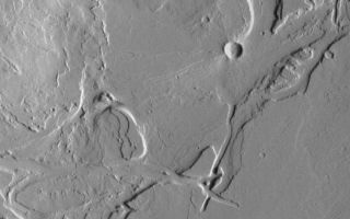 <h1>PIA01689:  Valleys and Lava Flows near Olympus Mons</h1><div class="PIA01689" lang="en" style="width:735px;text-align:left;margin:auto;background-color:#000;padding:10px;max-height:150px;overflow:auto;"><p>The Mars Orbiter Camera (MOC) on board the Mars Global Surveyor (MGS) spacecraft has been documenting a variety of landforms in the volcanic Tharsis region, including these valleys and associated lava flows on the plains southeast of Olympus Mons. Lava flows are visible in the upper left quarter of this image, but meandering valleys with streamlined "islands" dominate the scene. The valleys might have been carved by running water, but extremely fluid lava or mud might also have flowed through the channels. The exact role of each type of fluid--water, mud, or lava--remains to be determined. Illumination is from the right. The area shown is 7.3 km (4.5 mi) wide by 12 km (7.5 mi) long.</p><p>Malin Space Science Systems and the California Institute of Technology built the MOC using spare hardware from the Mars Observer mission. MSSS operates the camera from its facilities in San Diego, CA. The Jet Propulsion Laboratory's Mars Surveyor Operations Project operates the Mars Global Surveyor spacecraft with its industrial partner, Lockheed Martin Astronautics, from facilities in Pasadena, CA and Denver, CO.<br /><br /><a href="http://photojournal.jpl.nasa.gov/catalog/PIA01689" onclick="window.open(this.href); return false;" title="Voir l'image 	 PIA01689:  Valleys and Lava Flows near Olympus Mons	  sur le site de la NASA">Voir l'image 	 PIA01689:  Valleys and Lava Flows near Olympus Mons	  sur le site de la NASA.</a></div>