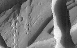<h1>PIA01695:  Martian Variety Exhibited by the Olympica Fossae</h1><div class="PIA01695" lang="en" style="width:256px;text-align:left;margin:auto;background-color:#000;padding:10px;max-height:150px;overflow:auto;"><p>The Olympica Fossae are a collection of troughs and depressions located in northern Tharsis, south of the Alba Patera volcano. The Mars Global Surveyor Mars Orbiter Camera has been sending back unprecedented, spectacular views of this region. The Olympica Fossae are especially interesting because they show landforms that run the entire range of things seen elsewhere on Mars. This picture shows many examples, including layered outcrops in canyon walls, evenly-spaced dunes on the canyon floors, dark landslide streaks on the canyon walls, pits formed by ground collapse, and streamlined forms related to the flow of water, mud, or lava.</p><p>Malin Space Science Systems and the California Institute of Technology built the MOC using spare hardware from the Mars Observer mission. MSSS operates the camera from its facilities in San Diego, CA. The Jet Propulsion Laboratory's Mars Surveyor Operations Project operates the Mars Global Surveyor spacecraft with its industrial partner, Lockheed Martin Astronautics, from facilities in Pasadena, CA and Denver, CO.</p><br /><br /><a href="http://photojournal.jpl.nasa.gov/catalog/PIA01695" onclick="window.open(this.href); return false;" title="Voir l'image 	 PIA01695:  Martian Variety Exhibited by the Olympica Fossae	  sur le site de la NASA">Voir l'image 	 PIA01695:  Martian Variety Exhibited by the Olympica Fossae	  sur le site de la NASA.</a></div>