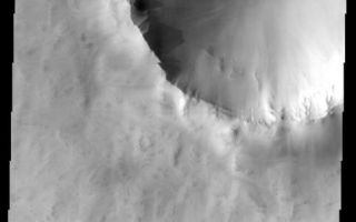 <h1>PIA01872:  Crater Dunes</h1><div class="PIA01872" lang="en" style="width:483px;text-align:left;margin:auto;background-color:#000;padding:10px;max-height:150px;overflow:auto;"><p><a href="/figures/PIA01872_fig1.jpg"></a><br><b>Context image for PIA01872<br />Crater Dunes</b></p><p>The sand dunes in this image surround the northwestern half of the central peak of this crater.<p>Image information: VIS instrument. Latitude 71.8N, Longitude 344.5E. 20 meter/pixel resolution.</p><p>Please see the <a href="http://themis.asu.edu/terms" target="_blank">THEMIS Data Citation Note</a> for details on crediting THEMIS images.</p><p>Note: this THEMIS visual image has not been radiometrically nor geometrically calibrated for this preliminary release. An empirical correction has been performed to remove instrumental effects. A linear shift has been applied in the cross-track and down-track direction to approximate spacecraft and planetary motion. Fully calibrated and geometrically projected images will be released through the Planetary Data System in accordance with Project policies at a later time.</p><p>NASA's Jet Propulsion Laboratory manages the 2001 Mars Odyssey mission for NASA's Office of Space Science, Washington, D.C. The Thermal Emission Imaging System (THEMIS) was developed by Arizona State University, Tempe, in collaboration with Raytheon Santa Barbara Remote Sensing. The THEMIS investigation is led by Dr. Philip Christensen at Arizona State University. Lockheed Martin Astronautics, Denver, is the prime contractor for the Odyssey project, and developed and built the orbiter. Mission operations are conducted jointly from Lockheed Martin and from JPL, a division of the California Institute of Technology in Pasadena.</p><br /><br /><a href="http://photojournal.jpl.nasa.gov/catalog/PIA01872" onclick="window.open(this.href); return false;" title="Voir l'image 	 PIA01872:  Crater Dunes	  sur le site de la NASA">Voir l'image 	 PIA01872:  Crater Dunes	  sur le site de la NASA.</a></div>