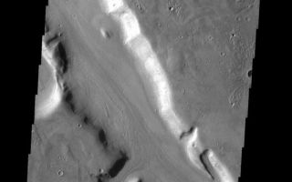<h1>PIA01875:  Mamers Vallis</h1><div class="PIA01875" lang="en" style="width:595px;text-align:left;margin:auto;background-color:#000;padding:10px;max-height:150px;overflow:auto;"><p><a href="/figures/PIA01875_fig1.jpg"></a><br><b>Context image for PIA01875<br />Mamers Vallis</b></p><p>This images shows part of the main channel of Mamers Vallis as well as one of it's tributaries.<p>Image information: VIS instrument. Latitude 39.5N, Longitude 16.0E. 19 meter/pixel resolution.</p><p>Please see the <a href="http://themis.asu.edu/terms" target="_blank">THEMIS Data Citation Note</a> for details on crediting THEMIS images.</p><p>Note: this THEMIS visual image has not been radiometrically nor geometrically calibrated for this preliminary release. An empirical correction has been performed to remove instrumental effects. A linear shift has been applied in the cross-track and down-track direction to approximate spacecraft and planetary motion. Fully calibrated and geometrically projected images will be released through the Planetary Data System in accordance with Project policies at a later time.</p><p>NASA's Jet Propulsion Laboratory manages the 2001 Mars Odyssey mission for NASA's Office of Space Science, Washington, D.C. The Thermal Emission Imaging System (THEMIS) was developed by Arizona State University, Tempe, in collaboration with Raytheon Santa Barbara Remote Sensing. The THEMIS investigation is led by Dr. Philip Christensen at Arizona State University. Lockheed Martin Astronautics, Denver, is the prime contractor for the Odyssey project, and developed and built the orbiter. Mission operations are conducted jointly from Lockheed Martin and from JPL, a division of the California Institute of Technology in Pasadena.</p><br /><br /><a href="http://photojournal.jpl.nasa.gov/catalog/PIA01875" onclick="window.open(this.href); return false;" title="Voir l'image 	 PIA01875:  Mamers Vallis	  sur le site de la NASA">Voir l'image 	 PIA01875:  Mamers Vallis	  sur le site de la NASA.</a></div>