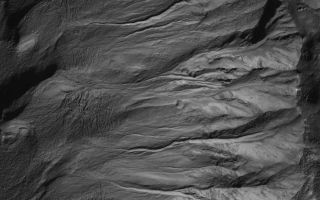<h1>PIA01889:  Sharp View of Gullies in Southern Winter</h1><div class="PIA01889" lang="en" style="width:790px;text-align:left;margin:auto;background-color:#000;padding:10px;max-height:150px;overflow:auto;"><p>20 November 2006<br />Crisp details in a suite of mid-latitude gullies on a crater wall are captured in this Mars Global Surveyor (MGS) Mars Orbiter Camera (MOC) view obtained in southern winter on 12 October 2006. During southern winter, shadows are more pronounced and the atmosphere is typically quite clear. These gullies, which may have formed in relatively recent martian history by erosion caused by flowing, liquid water, are located in a crater on the east rim of Newton Crater near 40.4°S, 155.3°W. Sunlight illuminates the scene from the upper left. The picture covers an area about 3 km (1.9 mi) wide; the crater rim is on the right side of the image, the crater floor is on the left. North is toward the top/upper left.</p><br /><br /><a href="http://photojournal.jpl.nasa.gov/catalog/PIA01889" onclick="window.open(this.href); return false;" title="Voir l'image 	 PIA01889:  Sharp View of Gullies in Southern Winter	  sur le site de la NASA">Voir l'image 	 PIA01889:  Sharp View of Gullies in Southern Winter	  sur le site de la NASA.</a></div>