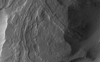<h1>PIA01890:  Dust-Mantled Olympus Mons Flows</h1><div class="PIA01890" lang="en" style="width:662px;text-align:left;margin:auto;background-color:#000;padding:10px;max-height:150px;overflow:auto;"><p>27 November 2006<br />Dust-covered lava flows on the lowermost south flank of Olympus Mons are captured in this 3 kilometers (1.9 miles) wide Mars Global Surveyor (MGS) Mars Orbiter Camera (MOC) view acquired during northern summer on 12 October 2006. One leveed lava channel just south (below) the center left of the image disappears into a thick, pitted and cratered dust mantle. Sunlight illuminates the scene from the left/upper left. The image is located near 13.8°N, 134.1°W. North is toward the top/upper right.</p><br /><br /><a href="http://photojournal.jpl.nasa.gov/catalog/PIA01890" onclick="window.open(this.href); return false;" title="Voir l'image 	 PIA01890:  Dust-Mantled Olympus Mons Flows	  sur le site de la NASA">Voir l'image 	 PIA01890:  Dust-Mantled Olympus Mons Flows	  sur le site de la NASA.</a></div>