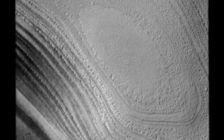<h1>PIA01947:  Polar Margin</h1><div class="PIA01947" lang="en" style="width:430px;text-align:left;margin:auto;background-color:#000;padding:10px;max-height:150px;overflow:auto;"><p><a href="/figures/PIA01947_fig1.jpg"></a><br><b>Context image for PIA01947<br />Polar Margin</b></p><p>Taken during southern summer, this image shows both the ice layers of the southern polar cap and the dusty surface that surrounds the cap.</p><p>Image information: VIS instrument. Latitude -80.7N, Longitude 135.1E. 17 meter/pixel resolution.</p><p>Please see the <a href="http://themis.asu.edu/terms" target="_blank">THEMIS Data Citation Note</a> for details on crediting THEMIS images.</p><p>Note: this THEMIS visual image has not been radiometrically nor geometrically calibrated for this preliminary release. An empirical correction has been performed to remove instrumental effects. A linear shift has been applied in the cross-track and down-track direction to approximate spacecraft and planetary motion. Fully calibrated and geometrically projected images will be released through the Planetary Data System in accordance with Project policies at a later time.</p><p>NASA's Jet Propulsion Laboratory manages the 2001 Mars Odyssey mission for NASA's Office of Space Science, Washington, D.C. The Thermal Emission Imaging System (THEMIS) was developed by Arizona State University, Tempe, in collaboration with Raytheon Santa Barbara Remote Sensing. The THEMIS investigation is led by Dr. Philip Christensen at Arizona State University. Lockheed Martin Astronautics, Denver, is the prime contractor for the Odyssey project, and developed and built the orbiter. Mission operations are conducted jointly from Lockheed Martin and from JPL, a division of the California Institute of Technology in Pasadena.</p><br /><br /><a href="http://photojournal.jpl.nasa.gov/catalog/PIA01947" onclick="window.open(this.href); return false;" title="Voir l'image 	 PIA01947:  Polar Margin	  sur le site de la NASA">Voir l'image 	 PIA01947:  Polar Margin	  sur le site de la NASA.</a></div>