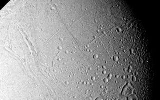 <h1>PIA01950:  Surface of Enceladus</h1><div class="PIA01950" lang="en" style="width:450px;text-align:left;margin:auto;background-color:#000;padding:10px;max-height:150px;overflow:auto;">The surface of Enceladus is seen in this closeup view obtained Aug. 25, when Voyager 2 was 112,000 kilometers (69,500 miles) from this satellite of Saturn. This view, in which Enceladus north pole is toward the bottom right, shows the moon to bear a striking resemblance of Ganymede, the largest Galilean satellite of Jupiter. Moderately cratered areas have been transected by strips of younger grooved terrain. This more recently formed terrain--the light cratering says it must be relatively young--has consumed portions of craters such as those near the bottom center of this picture. This suggests that Enceladus has experienced internal melting even though it is only about 490 km. (300 mi.) in diameter. The grooves and linear features indicate that the satellite has been subjected to considerable crustal deformation as a result of this internal melting. The largest crater visible here is about 35 km. (20 mi.) across. The Voyager project is managed for NASA by the Jet Propulsion Laboratory, Pasadena, Calif.<br /><br /><a href="http://photojournal.jpl.nasa.gov/catalog/PIA01950" onclick="window.open(this.href); return false;" title="Voir l'image 	 PIA01950:  Surface of Enceladus	  sur le site de la NASA">Voir l'image 	 PIA01950:  Surface of Enceladus	  sur le site de la NASA.</a></div>