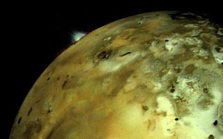 <h1>PIA01971:  Volcanic explosion on Io</h1><div class="PIA01971" lang="en" style="width:600px;text-align:left;margin:auto;background-color:#000;padding:10px;max-height:150px;overflow:auto;">VOLCANIC EXPLOSION ON IO: Voyager 1 acquired this image of Io on March 4 at 5:30 p.m. (PST) about 11 hours before closest approach to the Jupiter moon. The distance to Io was about 490,000 kilometers (304,000 miles). An enormous volcanic explosion can be seen silhouetted against dark space over Io's bright limb. The brightness of the plume has been increased by the computer as it is normally extremely faint, whereas the relative color of the plume (greenish white) has been preserved. At this time solid material had been thrown up to an altitude of about 100 miles. This requires an ejection velocity from the volcanic vent of about 1200 miles per hour, material reaching the crest of the fountain in several minutes. The vent area is a complex circular structure consisting of a bright ring about 300 kilometers in diameter and a central region of irregular dark and light patterns. Volcanic explosions similar to this occur on the Earth when magmatic gases expand explosively as material is vented. On Earth water is the major gas driving the explosion. Because Io is thought to be extremely dry, scientists are searching for other gases to explain the explosion. JPL manages and controls the Voyager Project for NASA's Office of Space Science.<br /><br /><a href="http://photojournal.jpl.nasa.gov/catalog/PIA01971" onclick="window.open(this.href); return false;" title="Voir l'image 	 PIA01971:  Volcanic explosion on Io	  sur le site de la NASA">Voir l'image 	 PIA01971:  Volcanic explosion on Io	  sur le site de la NASA.</a></div>