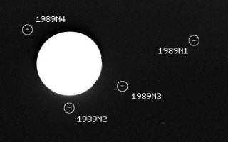 <h1>PIA01991:  Neptune - Three New Satellites</h1><div class="PIA01991" lang="en" style="width:545px;text-align:left;margin:auto;background-color:#000;padding:10px;max-height:150px;overflow:auto;">This image captured by the Voyager 2 spacecraft was used to confirm the discovery of three new satellites orbiting Neptune. The 46 second exposure was taken by Voyager 2's narrow angle camera through a clear filter on July 30, 1989, when the spacecraft was about 37.3 million kilometers (23.6 million miles) from Neptune. The large globe of the planet itself is severely overexposed and appears pure white. The image has been computer processed to accentuate the new moons, which otherwise would appear little stronger than background noise. The satellite 1989 N1, at right in this frame, was discovered by Voyager 2 in early July 1989. The new satellites confirmed this week are 1989 N2, 1989 N3 and 1989 N4. Each of the moons appears as a small streak, an effect caused by movement of the spacecraft during the long exposure. The new moons occupy nearly circular and equatorial orbits ranging from about 27,300 to 48,300 kilometers (17,000 to 30,000 miles) from Neptune's cloud tops, and are estimated to range in diameter from about 100 to 200 kilometers (about 60 to 125 miles). The Voyager Mission is conducted by the Jet Propulsion Laboratory for NASA's Office of Space Science and Applications.<br /><br /><a href="http://photojournal.jpl.nasa.gov/catalog/PIA01991" onclick="window.open(this.href); return false;" title="Voir l'image 	 PIA01991:  Neptune - Three New Satellites	  sur le site de la NASA">Voir l'image 	 PIA01991:  Neptune - Three New Satellites	  sur le site de la NASA.</a></div>