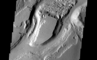 <h1>PIA02042:  Sabis Vallis</h1><div class="PIA02042" lang="en" style="width:558px;text-align:left;margin:auto;background-color:#000;padding:10px;max-height:150px;overflow:auto;"><p><a href="/figures/PIA02042_fig1.jpg"></a><br><b>Context image for PIA02042<br />Sabis Vallis</b></p><p>The many interconnected channels in this image are all part of Sabis Vallis.<p>Image information: VIS instrument. Latitude -6.0N, Longitude 209.3E. 18 meter/pixel resolution.</p><p>Please see the <a href="http://themis.asu.edu/terms" target="_blank">THEMIS Data Citation Note</a> for details on crediting THEMIS images. </p><p>Note: this THEMIS visual image has not been radiometrically nor geometrically calibrated for this preliminary release. An empirical correction has been performed to remove instrumental effects. A linear shift has been applied in the cross-track and down-track direction to approximate spacecraft and planetary motion. Fully calibrated and geometrically projected images will be released through the Planetary Data System in accordance with Project policies at a later time.</p><p>NASA's Jet Propulsion Laboratory manages the 2001 Mars Odyssey mission for NASA's Office of Space Science, Washington, D.C. The Thermal Emission Imaging System (THEMIS) was developed by Arizona State University, Tempe, in collaboration with Raytheon Santa Barbara Remote Sensing. The THEMIS investigation is led by Dr. Philip Christensen at Arizona State University. Lockheed Martin Astronautics, Denver, is the prime contractor for the Odyssey project, and developed and built the orbiter. Mission operations are conducted jointly from Lockheed Martin and from JPL, a division of the California Institute of Technology in Pasadena.</p><br /><br /><a href="http://photojournal.jpl.nasa.gov/catalog/PIA02042" onclick="window.open(this.href); return false;" title="Voir l'image 	 PIA02042:  Sabis Vallis	  sur le site de la NASA">Voir l'image 	 PIA02042:  Sabis Vallis	  sur le site de la NASA.</a></div>