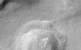 <h1>PIA02074:  Fretted Terrain Crater</h1><div class="PIA02074" lang="en" style="width:800px;text-align:left;margin:auto;background-color:#000;padding:10px;max-height:150px;overflow:auto;"><p>Some craters in the middle latitudes of Mars exhibit strange, concentric- and radial-textured patters on their floors--as seen here. The origin is presently unknown. This crater is in northern Arabia Terra, and the picture was taken in April 1998.</p><br /><br /><a href="http://photojournal.jpl.nasa.gov/catalog/PIA02074" onclick="window.open(this.href); return false;" title="Voir l'image 	 PIA02074:  Fretted Terrain Crater	  sur le site de la NASA">Voir l'image 	 PIA02074:  Fretted Terrain Crater	  sur le site de la NASA.</a></div>