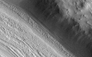 <h1>PIA02075:  Lineated Valley Floor</h1><div class="PIA02075" lang="en" style="width:585px;text-align:left;margin:auto;background-color:#000;padding:10px;max-height:150px;overflow:auto;"><p>Valley floors in the middle latitudes, particularly in the "fretted terrain" of northern Arabia Terra (shown here) have curious grooved and pitted surfaces. These features not glaciers and show very little evidence (if any) of flow. Their origin is unknown. MOC image from July 1998.</p><br /><br /><a href="http://photojournal.jpl.nasa.gov/catalog/PIA02075" onclick="window.open(this.href); return false;" title="Voir l'image 	 PIA02075:  Lineated Valley Floor	  sur le site de la NASA">Voir l'image 	 PIA02075:  Lineated Valley Floor	  sur le site de la NASA.</a></div>