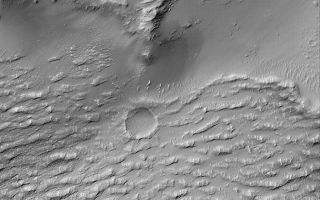 <h1>PIA02081:  Daedalia Lava Flow</h1><div class="PIA02081" lang="en" style="width:672px;text-align:left;margin:auto;background-color:#000;padding:10px;max-height:150px;overflow:auto;"><p>The ridged surface in the lower half of this image is that of a large lava flow in Daedalia Planum, southwest of the Arsia Mons volcano. The flow was stopped here by a buried crater rim (topographic high in the upper half of the image). MOC image taken June 5, 1999.</p><br /><br /><a href="http://photojournal.jpl.nasa.gov/catalog/PIA02081" onclick="window.open(this.href); return false;" title="Voir l'image 	 PIA02081:  Daedalia Lava Flow	  sur le site de la NASA">Voir l'image 	 PIA02081:  Daedalia Lava Flow	  sur le site de la NASA.</a></div>