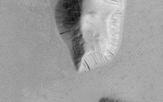 <h1>PIA02083:  Slope Processes</h1><div class="PIA02083" lang="en" style="width:800px;text-align:left;margin:auto;background-color:#000;padding:10px;max-height:150px;overflow:auto;"><p>These two buttes in the Elysium Basin exhibit many small dark streaks on their slopes. Each streak is the result of mass-movement (landslides). Darker streaks appear to be younger than the brighter ones. Image from MOC taken in April 1998.</p><br /><br /><a href="http://photojournal.jpl.nasa.gov/catalog/PIA02083" onclick="window.open(this.href); return false;" title="Voir l'image 	 PIA02083:  Slope Processes	  sur le site de la NASA">Voir l'image 	 PIA02083:  Slope Processes	  sur le site de la NASA.</a></div>