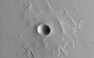 <h1>PIA02085:  Pedestal Crater</h1><div class="PIA02085" lang="en" style="width:800px;text-align:left;margin:auto;background-color:#000;padding:10px;max-height:150px;overflow:auto;"><p>The upper layer of the plains surrounding this impact crater have been stripped and deflated by wind. The rocky ejecta of the crater, however, protected the material beneath the ejecta blanket from such erosion. This process also gives the ejecta deposit a "raised relief" appearance. MOC image from July 6, 1998.</p><br /><br /><a href="http://photojournal.jpl.nasa.gov/catalog/PIA02085" onclick="window.open(this.href); return false;" title="Voir l'image 	 PIA02085:  Pedestal Crater	  sur le site de la NASA">Voir l'image 	 PIA02085:  Pedestal Crater	  sur le site de la NASA.</a></div>