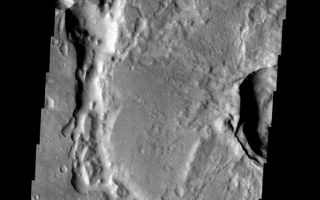 <h1>PIA02154:  Collapse Tubes</h1><div class="PIA02154" lang="en" style="width:547px;text-align:left;margin:auto;background-color:#000;padding:10px;max-height:150px;overflow:auto;"><p><a href="/figures/PIA02154_fig1.jpg"></a><br><b>Context image for PIA02154<br />Collapse Tubes</b></p><p>The discontinuous channels in this image are collapsed lava tubes.<p>Image information: VIS instrument. Latitude -19.7N, Longitude 317.5E. 17 meter/pixel resolution.</p><p>Note: this THEMIS visual image has not been radiometrically nor geometrically calibrated for this preliminary release. An empirical correction has been performed to remove instrumental effects. A linear shift has been applied in the cross-track and down-track direction to approximate spacecraft and planetary motion. Fully calibrated and geometrically projected images will be released through the Planetary Data System in accordance with Project policies at a later time.</p><p>NASA's Jet Propulsion Laboratory manages the 2001 Mars Odyssey mission for NASA's Office of Space Science, Washington, D.C. The Thermal Emission Imaging System (THEMIS) was developed by Arizona State University, Tempe, in collaboration with Raytheon Santa Barbara Remote Sensing. The THEMIS investigation is led by Dr. Philip Christensen at Arizona State University. Lockheed Martin Astronautics, Denver, is the prime contractor for the Odyssey project, and developed and built the orbiter. Mission operations are conducted jointly from Lockheed Martin and from JPL, a division of the California Institute of Technology in Pasadena.</p><br /><br /><a href="http://photojournal.jpl.nasa.gov/catalog/PIA02154" onclick="window.open(this.href); return false;" title="Voir l'image 	 PIA02154:  Collapse Tubes	  sur le site de la NASA">Voir l'image 	 PIA02154:  Collapse Tubes	  sur le site de la NASA.</a></div>