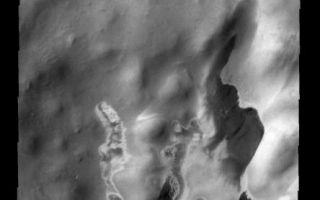 <h1>PIA02155:  Polar Markings</h1><div class="PIA02155" lang="en" style="width:444px;text-align:left;margin:auto;background-color:#000;padding:10px;max-height:150px;overflow:auto;"><p><a href="/figures/PIA02155_fig1.jpg"></a><br><b>Context image for PIA02155<br />Polar Markings</b></p><p>These bright and dark markings occurred near the end of summer in the south polar region. The dark material is likely dust that has been freed of frost cover.<p>Image information: VIS instrument. Latitude -76.3N, Longitude 84.9E. 17 meter/pixel resolution.</p><p>Note: this THEMIS visual image has not been radiometrically nor geometrically calibrated for this preliminary release. An empirical correction has been performed to remove instrumental effects. A linear shift has been applied in the cross-track and down-track direction to approximate spacecraft and planetary motion. Fully calibrated and geometrically projected images will be released through the Planetary Data System in accordance with Project policies at a later time.</p><p>NASA's Jet Propulsion Laboratory manages the 2001 Mars Odyssey mission for NASA's Office of Space Science, Washington, D.C. The Thermal Emission Imaging System (THEMIS) was developed by Arizona State University, Tempe, in collaboration with Raytheon Santa Barbara Remote Sensing. The THEMIS investigation is led by Dr. Philip Christensen at Arizona State University. Lockheed Martin Astronautics, Denver, is the prime contractor for the Odyssey project, and developed and built the orbiter. Mission operations are conducted jointly from Lockheed Martin and from JPL, a division of the California Institute of Technology in Pasadena.</p><br /><br /><a href="http://photojournal.jpl.nasa.gov/catalog/PIA02155" onclick="window.open(this.href); return false;" title="Voir l'image 	 PIA02155:  Polar Markings	  sur le site de la NASA">Voir l'image 	 PIA02155:  Polar Markings	  sur le site de la NASA.</a></div>