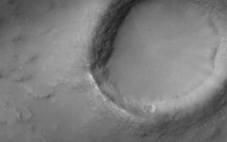 <h1>PIA02169:  Syrtis Crater</h1><div class="PIA02169" lang="en" style="width:640px;text-align:left;margin:auto;background-color:#000;padding:10px;max-height:150px;overflow:auto;"><p>10 February 2006<br />This Mars Global Surveyor (MGS) Mars Orbiter Camera (MOC) image shows a crater that is approximately 2 km in diameter in south central Syrtis Major Planum. The image also captures a portion of the light-toned wind streak formed in the lee (to the left) of the crater. The wind streak is likely composed of a thin coating of dust.</p><p>Location near: 1.9°N, 294.0°W <br />Image width: ~3 km (~1.9 mi) <br />Illumination from: upper left <br />Season: Northern Summer </p><br /><br /><a href="http://photojournal.jpl.nasa.gov/catalog/PIA02169" onclick="window.open(this.href); return false;" title="Voir l'image 	 PIA02169:  Syrtis Crater	  sur le site de la NASA">Voir l'image 	 PIA02169:  Syrtis Crater	  sur le site de la NASA.</a></div>