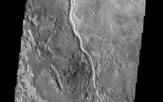 <h1>PIA02170:  Apsus Vallis</h1><div class="PIA02170" lang="en" style="width:596px;text-align:left;margin:auto;background-color:#000;padding:10px;max-height:150px;overflow:auto;"><p><a href="/figures/PIA02170_fig1.jpg"></a><br><b>Context image for PIA02170<br />Apsus Vallis</b></p><p>The channel in this image is called Apsus Vallis and it is located near the Elysium volcanic complex. Lava may have played a part in the formation of Apsus Vallis.<p>Image information: VIS instrument. Latitude 35.3N, Longitude 134.9E. 19 meter/pixel resolution.</p><p>Note: this THEMIS visual image has not been radiometrically nor geometrically calibrated for this preliminary release. An empirical correction has been performed to remove instrumental effects. A linear shift has been applied in the cross-track and down-track direction to approximate spacecraft and planetary motion. Fully calibrated and geometrically projected images will be released through the Planetary Data System in accordance with Project policies at a later time.</p><p>NASA's Jet Propulsion Laboratory manages the 2001 Mars Odyssey mission for NASA's Office of Space Science, Washington, D.C. The Thermal Emission Imaging System (THEMIS) was developed by Arizona State University, Tempe, in collaboration with Raytheon Santa Barbara Remote Sensing. The THEMIS investigation is led by Dr. Philip Christensen at Arizona State University. Lockheed Martin Astronautics, Denver, is the prime contractor for the Odyssey project, and developed and built the orbiter. Mission operations are conducted jointly from Lockheed Martin and from JPL, a division of the California Institute of Technology in Pasadena.</p><br /><br /><a href="http://photojournal.jpl.nasa.gov/catalog/PIA02170" onclick="window.open(this.href); return false;" title="Voir l'image 	 PIA02170:  Apsus Vallis	  sur le site de la NASA">Voir l'image 	 PIA02170:  Apsus Vallis	  sur le site de la NASA.</a></div>