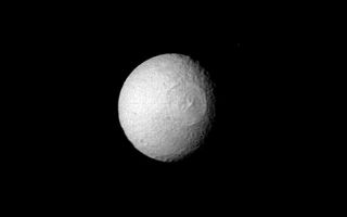 <h1>PIA02276:  Tethys</h1><div class="PIA02276" lang="en" style="width:800px;text-align:left;margin:auto;background-color:#000;padding:10px;max-height:150px;overflow:auto;">The Saturn satellite Tethys was viewed by Voyager 2 on Aug. 25 from a distance of 1 million kilometers (620,000 mi.). Evident on the surface of this icy moon is an enormous impact crater almost 400 km. (250 mi.) in diameter and about 15 km. (10 mi.) deep. Tethys itself is only 1,050 km. (650 mi.) in diameter. The crater contains a central peak about as high as the crater is deep; it is the result of rebound after the impact. Tethys resembles its sister satellite Mimas, seen closeup by Voyager 1 last fall. That body has a crater 130 km. (80 mi.) in diameter. The Tethys crater, which is so large that Mimas would fit inside, is on the opposite side of the great rift valley observed by Voyager 1. Many other, smaller craters pock-mark the surface here. The Voyager project is managed for NASA by the Jet Propulsion Laboratory, Pasadena, Calif.<br /><br /><a href="http://photojournal.jpl.nasa.gov/catalog/PIA02276" onclick="window.open(this.href); return false;" title="Voir l'image 	 PIA02276:  Tethys	  sur le site de la NASA">Voir l'image 	 PIA02276:  Tethys	  sur le site de la NASA.</a></div>