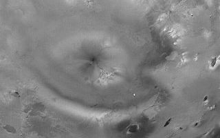 <h1>PIA02287:  Io Pele plume</h1><div class="PIA02287" lang="en" style="width:430px;text-align:left;margin:auto;background-color:#000;padding:10px;max-height:150px;overflow:auto;">Voyager 1 took this narrow-angle camera image on 5 March 1979 from a distance of 450,000 kilometers. At this geometry, the camera looks straight down through a volcanic plume at one of Io's most active volcanos, Pele. The large heart-shaped feature is the region where Pele's plume falls to the surface. At the center of the "heart" is the small dark fissure that is the source of the eruption. The Voyager Project is managed by the Jet Propulsion Laboratory for NASA's Office of Space Science.<br /><br /><a href="http://photojournal.jpl.nasa.gov/catalog/PIA02287" onclick="window.open(this.href); return false;" title="Voir l'image 	 PIA02287:  Io Pele plume	  sur le site de la NASA">Voir l'image 	 PIA02287:  Io Pele plume	  sur le site de la NASA.</a></div>